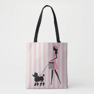 Vintage Dame, die schwarze Poodle läuft