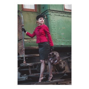 Vintage-Dame im Bahnhof Fotodruck