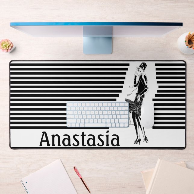 Vintage Dame in Schwarz und Weiß Schreibtischunterlage (Black and white desk mat with vintage lady and name)