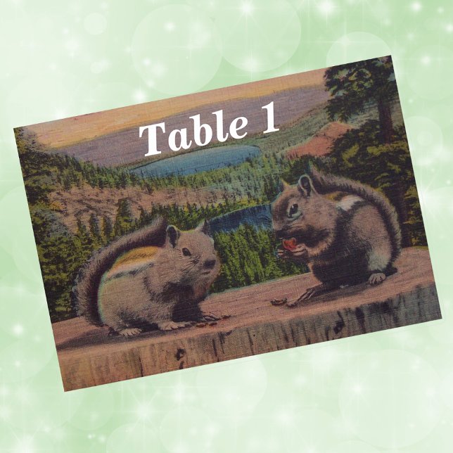 Vintage Eichhörnchen Bergszene Tischnummer (Two chipmunks on wood stump in forest with lake on event table number cards.)