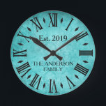 Vintage elegante Familienname-römische Ziffer Runde Wanduhr<br><div class="desc">Schönes, einzigartiges, ein-von-ein-nettes Shabby Chic, Vintage personalisierte Ausrüstungsbeschreibungen ein Vintager viktorianischer Spitzehintergrund im aquamarinen Grün mit Ihrem Familiennamen und Jahr hergestellt in der schwarzen Typografie. Personifizieren Sie diese Uhr, indem Sie Ihre eigene persönliche Information addieren. Macht eine große Hochzeit, einen Jahrestag oder ein Housewarminggeschenk. Klicken "personifiziert diese Schablone", um die...</div>