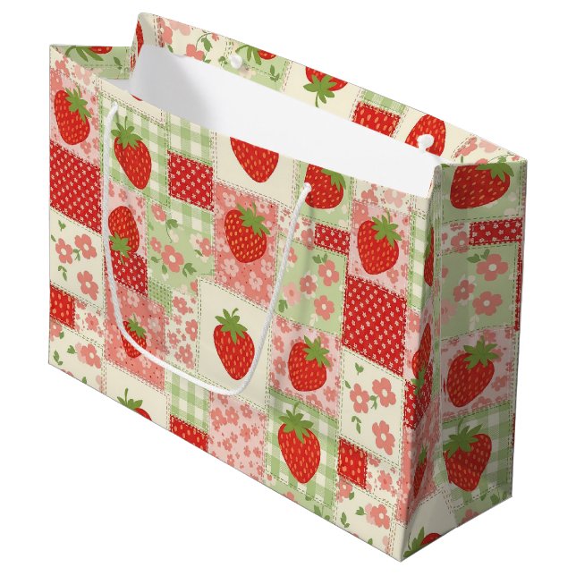 Vintage-Erdbeer-Picknick-Patchwork-Muster Große Geschenktüte (Vorderseite Schrägansicht)