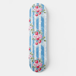 Vintage Erdbeeren und Blüten auf blauen Streifen Skateboard