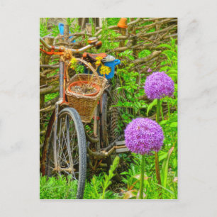 Vintage-Fahrrad im Garten Postkarte
