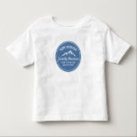 Vintage Familien-Wiedersehen-Reise-coole Kleinkind T-shirt<br><div class="desc">Die Berge nennen und wir müssen gehen! Ein perfekter Entwurf für ein Familien-Wiedersehen oder Reise zu den Bergen, die ein weißes Vintages schauendes Logo mit einer coolen GebirgsSilhouette kennzeichnen. Personifizieren Sie mit 4 Linien kundenspezifischem Text - Ihr Name, "Familien-Wiedersehen", "Familien-Reise", Standort, Datum, etc. Ein Spaß, rustikales ein Reiseandenken für Ihr...</div>
