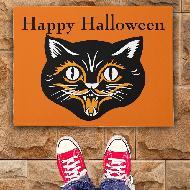 Vintage Fangzähne für Schwarze Katze im klassische Fußmatte (Vintage black cat Happy Halloween smiling face on orange door mat.)