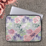 Vintage Farbe des Wassers Rosa Blume Laptopschutzhülle<br><div class="desc">Schöner Mix aus Pinks und lila Blume in der Wasserfarbe als Hintergrund. Der Beutel mit Ihrem Namen ist ein Foto und wird nicht mit Glitzer,  Sequinen oder Metallen hergestellt. Dieses Design kann in dem Bereich personalisiert werden,  der durch Textänderung,  Farbänderung oder Schriftart zur Verfügung gestellt wird.</div>