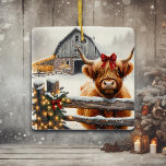 Vintage Farm und Niedliche Hochland-Kuh Weihnachte Keramikornament<br><div class="desc">Personalisierte Farm Thema Weihnachtsschmuck. Ein Vintager Bauernhof mit einer kleinen Highland Kuh,  die draußen an einem schneebedeckten Wintertag stehend ist.</div>