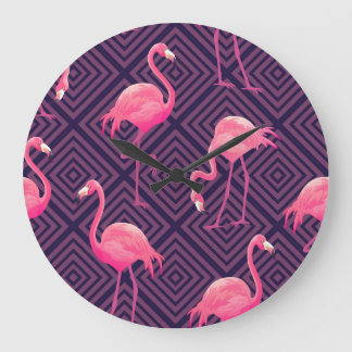 Vintage Flamingos, lila geometrischer Hintergrund. Große Wanduhr