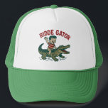 Vintage Florida Kitsch Riesenalligator Retro Allig Truckerkappe<br><div class="desc">Verkörpern Sie den Geist des Sumpfes mit dieser Ridde Gator-Souvenirmütze. Inspiriert von Straßenrandattraktionen aus der Mitte des Jahrhunderts und Retro-Maskottchen aus Florida, zeigt dieses "lächerliche" Design unseren Lieblingsbewohner mit seinem moosigen Fell in all seiner kitschigen Pracht. Ob Sie nun ein Fan der Swamp-Core-Ästhetik sind oder einfach nur einen guten "ugly-cool"-Vintage-Stil...</div>