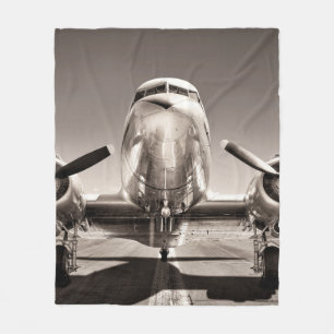 Vintage-Flugzeug auf einer Start- und Landebahn Fleecedecke
