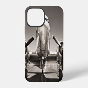 Vintage-Flugzeug auf einer Start- und Landebahn iPhone 12 Hülle