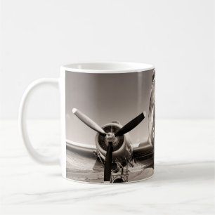 Vintage-Flugzeug auf einer Start- und Landebahn Kaffeetasse