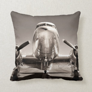 Vintage-Flugzeug auf einer Start- und Landebahn Kissen