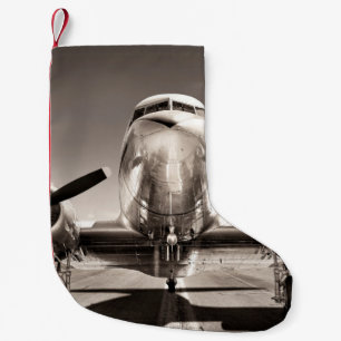 Vintage-Flugzeug auf einer Start- und Landebahn Kleiner Weihnachtsstrumpf