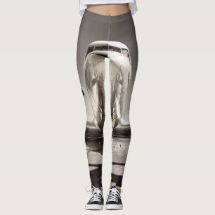 Vintage-Flugzeug auf einer Start- und Landebahn Leggings