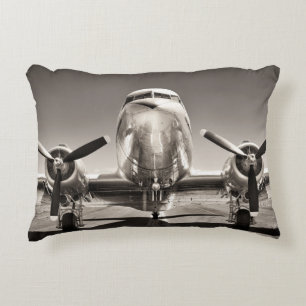 Vintage-Flugzeug auf einer Startbahnszene Dekokissen