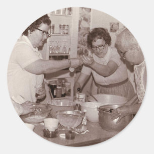 Vintage-Foto einer Gruppe von Frauen beim Kochen Runder Aufkleber