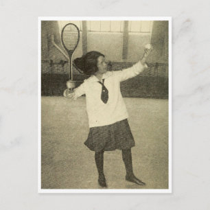 Vintage-Foto eines Mädchens, das Tennis spielt Postkarte