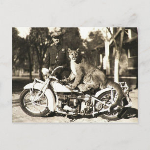 Vintage-Foto eines Polizeibeamten auf Motorrad Pum Postkarte