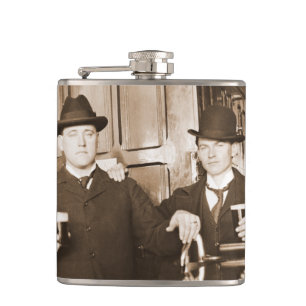 Vintage-Foto von Männern, die Bier trinken Saloon Flachmann