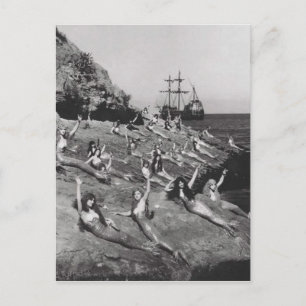 Vintage-Frau als Meerjungfrauen am Strand Postkarte