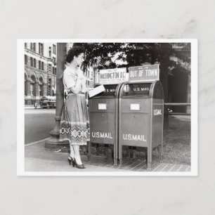Vintage-Frau an Briefkästen Schwarz-Weiß-Foto Postkarte