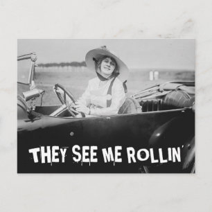 VINTAGE FRAU IM AUTO SEHEN SIE MIR ROLLIN' Postkar Postkarte