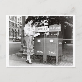 Vintage Frau in den Postfächern Schwarzweiß-Foto Postkarte