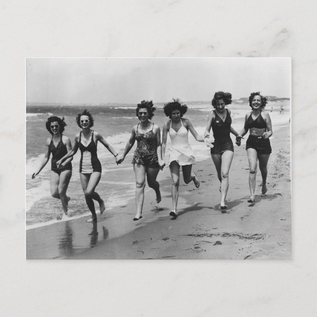 Vintage Frauen am Strand Postkarte (Vorderseite)