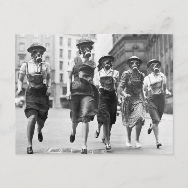 Vintage Frauen in Gasmasken Zweites Weltkrieg Post Postkarte (Vorderseite)