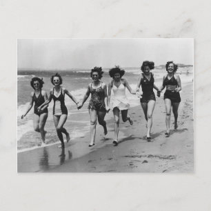 Vintage Frauen laufen am Strand Postkarte