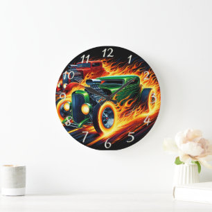 Vintage frisierte Autos, die in der Dämmerung durc Große Wanduhr