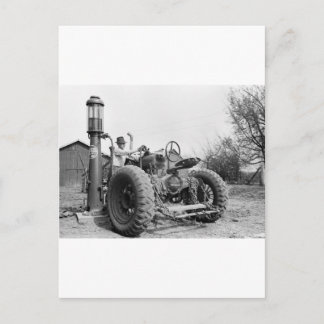 Vintage Gaspumpe auf dem Bauernhof in den 40er Jah Postkarte