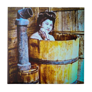 Vintage-Geisha beim Baden in einem Holzzuber im al Fliese