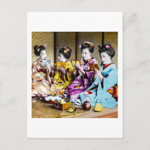 Vintage-Geisha beim Überprüfen ihres Make-ups im T Postkarte
