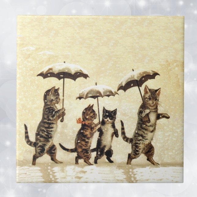 Vintage gestreifte Katzen Regenschirme Tanzender S Fliese (Four brown striped cats walking upright with umbrellas in snow on decorative tile.)