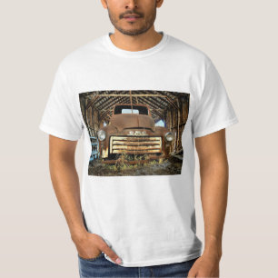 Vintage GMC Lastwagen in rustikaler Scheune 1949-5 T-Shirt