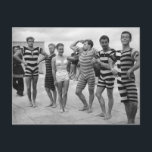 Vintage goofy men Männer im baden Anzüge mit Frau Postkarte<br><div class="desc">Hier sehen Sie ein Vintages Foto von einigen goofy men Männern,  die ihre schwimmenden Anzüge modellieren. Bitte beachten Sie,  dass dieses Vintage-Bild Alterszeichen (Staub,  Kratzer usw.) aufweisen kann.</div>