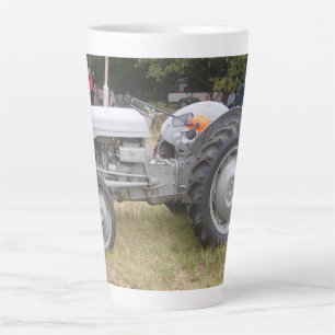 Vintage grauer Massey-Ferguson-Traktor Milchtasse