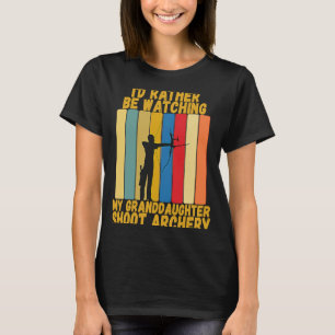 Vintage Großeltern schauen lieber der Enkelin beim T-Shirt