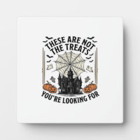 Vintage-Halloween-Geist-Treats-Shirt-Design_1