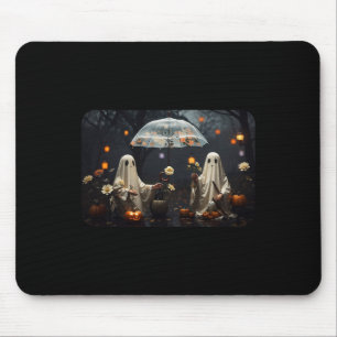 Vintage Halloween-Geister im Wald Mousepad
