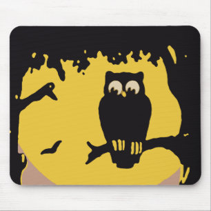 Vintage Halloween, gruseliger Uhu im Baum bei Mond Mousepad