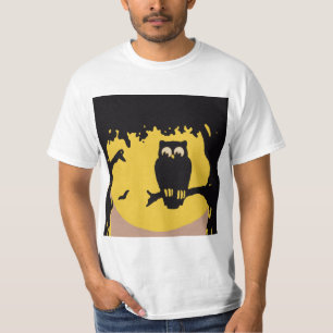 Vintage Halloween, gruseliger Uhu im Baum mit Mond T-Shirt