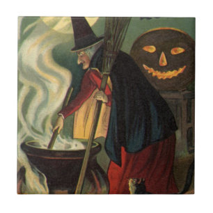 Vintage-Halloween-Hexe rührt magischen Kessel Fliese