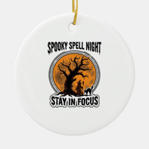 Vintage-Halloween-Hexenbaum und Grafik einer schwa Keramik Ornament