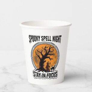 Vintage-Halloween-Hexenbaum und Grafik einer schwa Pappbecher