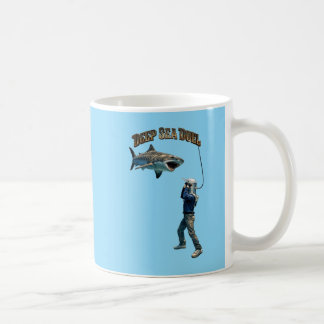 Vintage-Helmtaucher kämpft mit einem Tigerhai URM Kaffeetasse