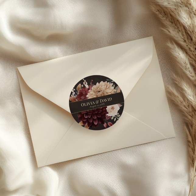 Vintage Hexen-Blumen-Hochzeits-Rundsticker Runder Aufkleber (Vintage Witchy Floral Wedding Round Sticker on an elegant neutral wedding envelope.)